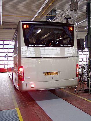Ze slavnostního otevření ServiceCenter Praha pro autobusy EvoBus.