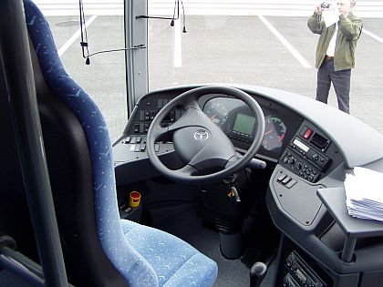 Ze slavnostního otevření ServiceCenter Praha pro autobusy EvoBus.