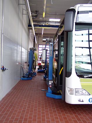 Ze slavnostního otevření ServiceCenter Praha pro autobusy EvoBus.