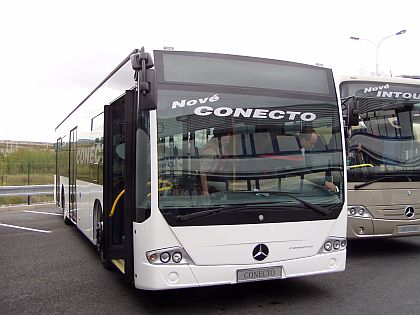Nástup nového Conecta.Mercedes-Benz nabízí cenově zajímavý nízkopodlažní autobus