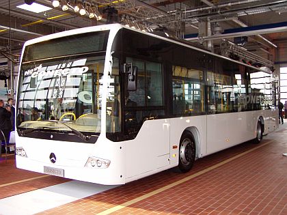 Nástup nového Conecta.Mercedes-Benz nabízí cenově zajímavý nízkopodlažní autobus