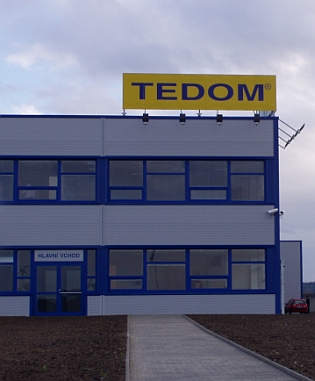 První záběry ze slavnostního otevření továrny na autobusy TEDOM