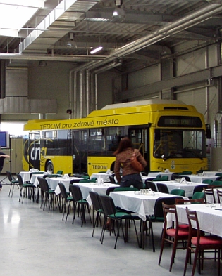 První záběry ze slavnostního otevření továrny na autobusy TEDOM