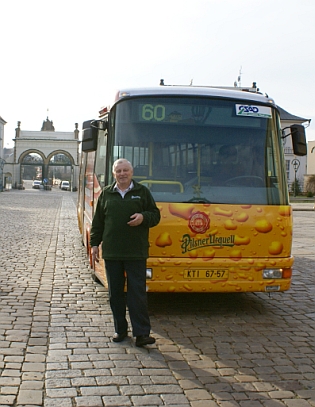 Díky českému autobusu českého dopravce s polepem českého piva