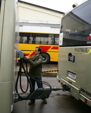 Autobus s vlekem - v Innsbrucku opět běžná praxe. (CZ + EN)