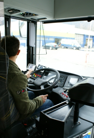 Autobus s vlekem - v Innsbrucku opět běžná praxe. (CZ + EN)