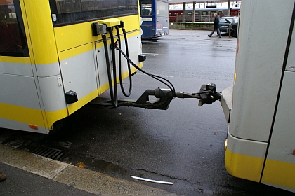 Autobus s vlekem - v Innsbrucku opět běžná praxe. (CZ + EN)