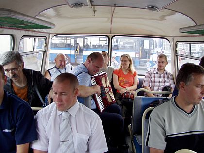 Návrat autobusů s vleky na české silnice - pokračujeme.