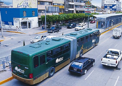 ON THE MOVE: Autobus versus železnice. (CZ + EN)