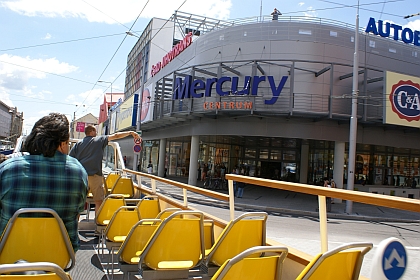 Veteránská módní přehlídka na střeše obchodního centra Mercury.