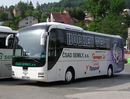 Autobus MAN Lion's Coach ČSAD Semily vozí hokejisty  HC Bílí Tygři Liberec.