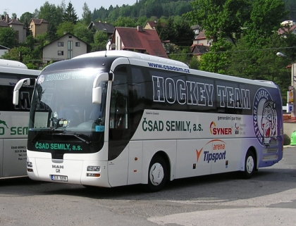 Autobus MAN Lion's Coach ČSAD Semily vozí hokejisty HC Bílí Tygři Liberec.