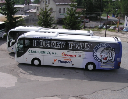 Autobus MAN Lion's Coach ČSAD Semily vozí hokejisty  HC Bílí Tygři Liberec.