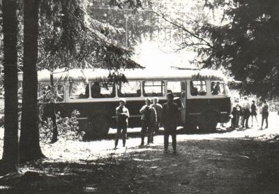 Autobusy ze starých pohlednic a rodinných fotografií.
