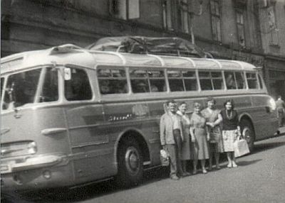 Autobusy ze starých pohlednic a rodinných fotografií.