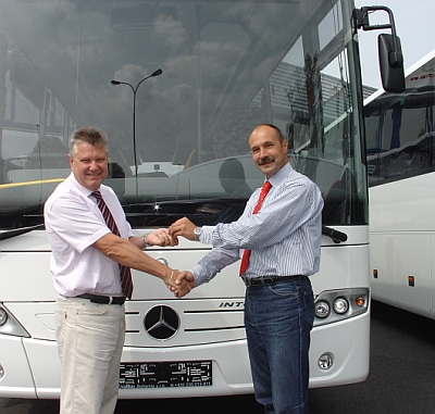 První dva z autobusů  Mercedes-Benz Intouro převzala společnost ČSAD Vsetín