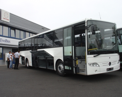 První dva z autobusů  Mercedes-Benz Intouro převzala společnost ČSAD Vsetín