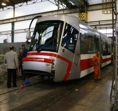 Nakládání tramvaje ŠKODA 13 T pro Brno v areálu plzeňské Škodovky 10.9.2007