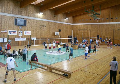 ... a ještě jednou volejbal. Záběry ze sportovní haly a ze školních tělocvičen.
