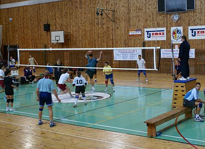 ... a ještě jednou volejbal. Záběry ze sportovní haly a ze školních tělocvičen.