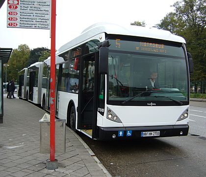 Hamburská autobusová přehlídka.