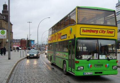 Hamburská autobusová přehlídka.