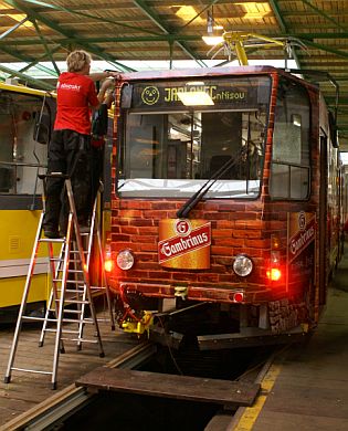 Cestující v Plzni se mohou těšit na tramvaj s zajímavým reklamním designem.