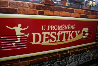 Cestující v Plzni se mohou těšit na tramvaj s zajímavým reklamním designem.