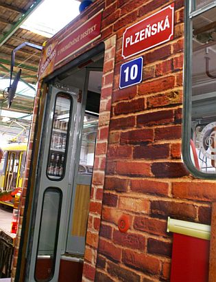 Cestující v Plzni se mohou těšit na tramvaj s zajímavým reklamním designem.
