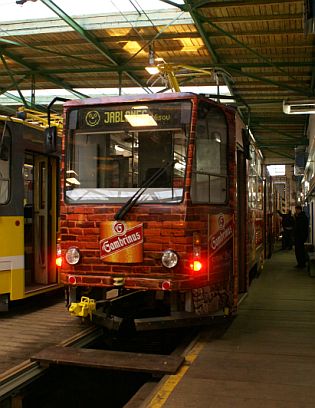 Cestující v Plzni se mohou těšit na tramvaj s zajímavým reklamním designem.