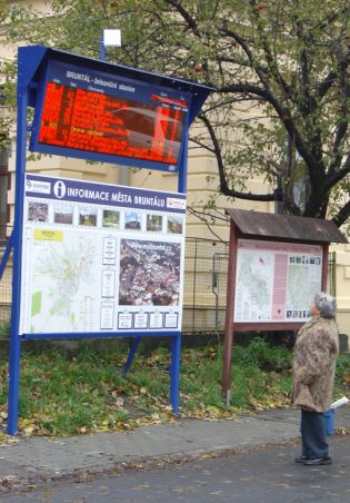 Informace o odjezdech autobusů i vlaků v jednom.