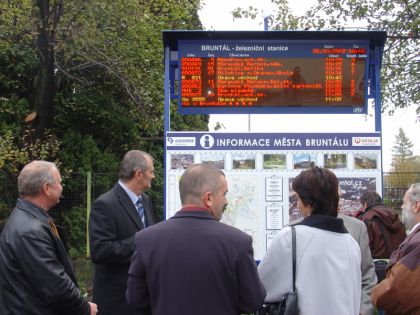 Informace o odjezdech autobusů i vlaků v jednom.