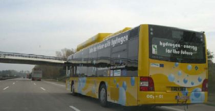 První autobus MAN  s přeplňovaným 200 kW vodíkovým motorem přijel do Berlína.