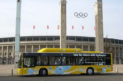 První autobus MAN  s přeplňovaným 200 kW vodíkovým motorem přijel do Berlína.