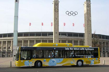 První autobus MAN s přeplňovaným 200 kW vodíkovým motorem přijel do Berlína.