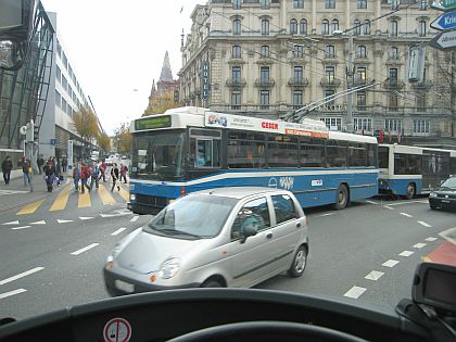 Trolejbus s vlekem v Luzernu. Švýcarský Hess je tradičním výrobcem souprav.