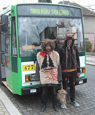 Mikulášský trolejbus v Plzni měl v neděli u doubraveckých dětí velký úspěch.