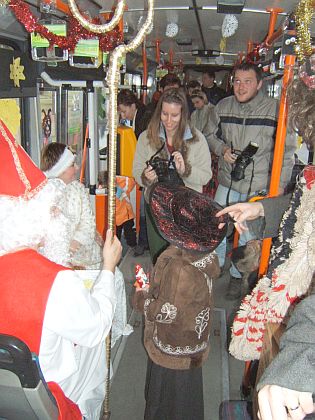 Mikulášský trolejbus v Plzni měl v neděli u doubraveckých dětí velký úspěch.