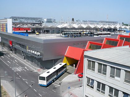 Budějovické autobusové nádraží ČSAD JIHOTRANS po osmiměsíčním provozu.