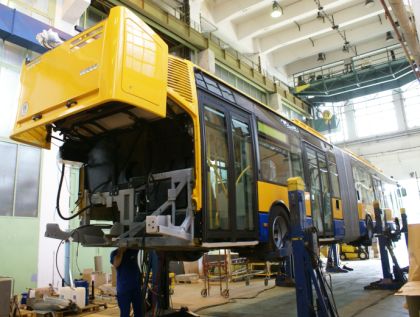 Záběry kloubového trolejbusu Škoda 25 Tr Irisbus v karoserii Citelis.