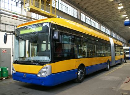 Záběry kloubového trolejbusu Škoda 25 Tr Irisbus v karoserii Citelis.