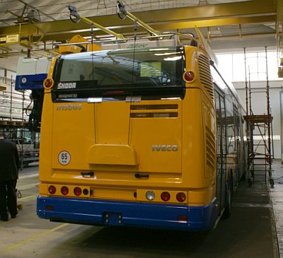 Záběry kloubového trolejbusu Škoda 25 Tr Irisbus v karoserii Citelis.