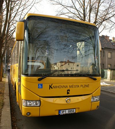 Plzeňský bibliobus.  Autobus Irisbus Crossway Knihovny města Plzně jsme