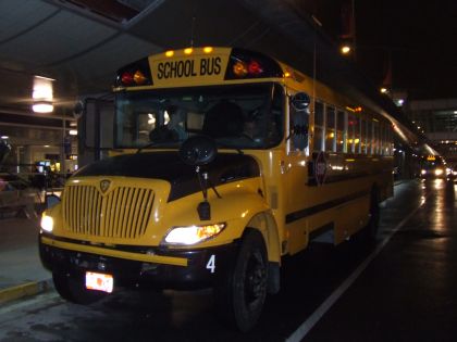 Z kanadského Montrealu: školní autobusy, Novabus a L'Aérobus.