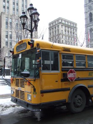 Z kanadského Montrealu: školní autobusy, Novabus a L'Aérobus.