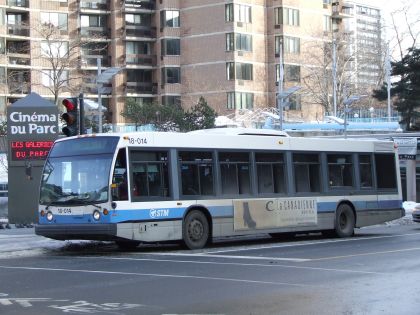 Z kanadského Montrealu: školní autobusy, Novabus a L'Aérobus.