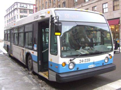 Z kanadského Montrealu: školní autobusy, Novabus a L'Aérobus.