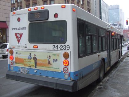 Z kanadského Montrealu: školní autobusy, Novabus a L'Aérobus.