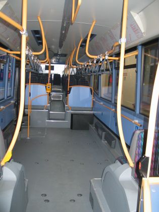 Autobusy pro přepravu vozíčkářů v pražské hromadné dopravě.
