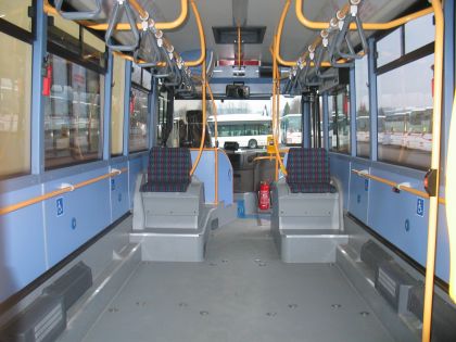Autobusy pro přepravu vozíčkářů v pražské hromadné dopravě.